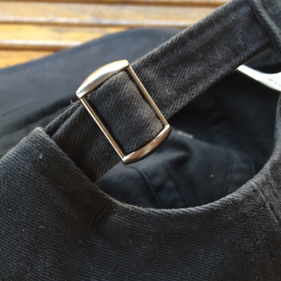 Dab hat full black 6 panel style cap with adjustable back strap and buckle - Picture 16 of 16